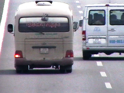 Dua toc do tren duong cao toc hinh anh