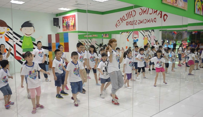 Các vũ công nhí say sưa trong phòng tập...