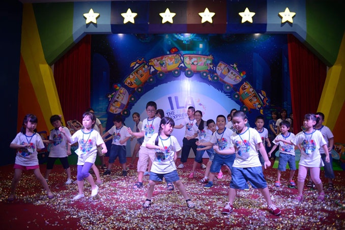 ... và hào hứng thể hiện hết mình trên sân khấu.