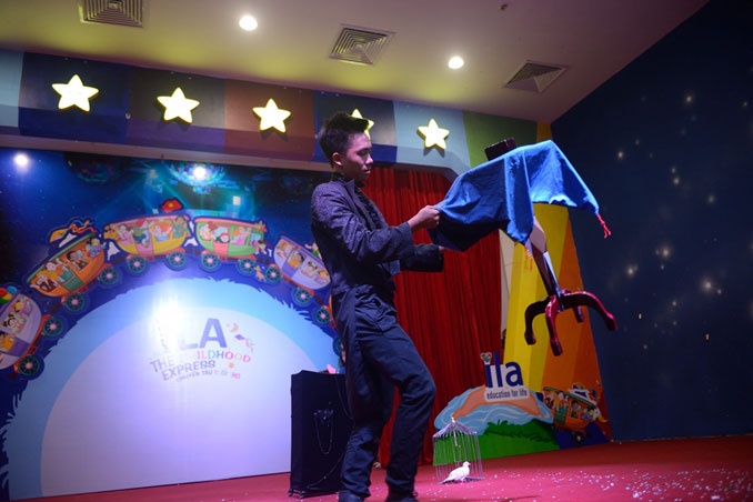 Tiết mục khiêu vũ cùng chiếc bàn bay của ảo thuật gia đầy kỳ bí.