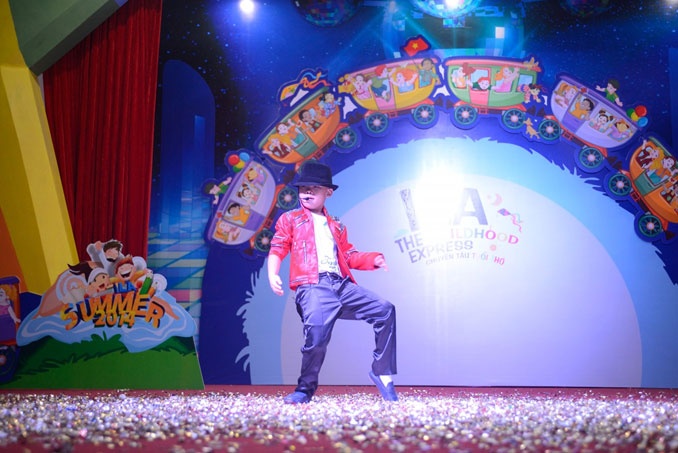 Quang Đạt khiến tất cả các thành viên trong khán phòng phải trầm trồ ngạc nhiên khi hóa thân thành huyền thoại âm nhạc Michael Jackson với khả năng phát âm Tiếng Anh chuẩn, giọng hát đầy mạnh mẽ và những bước nhảy đầy ấn tượng.