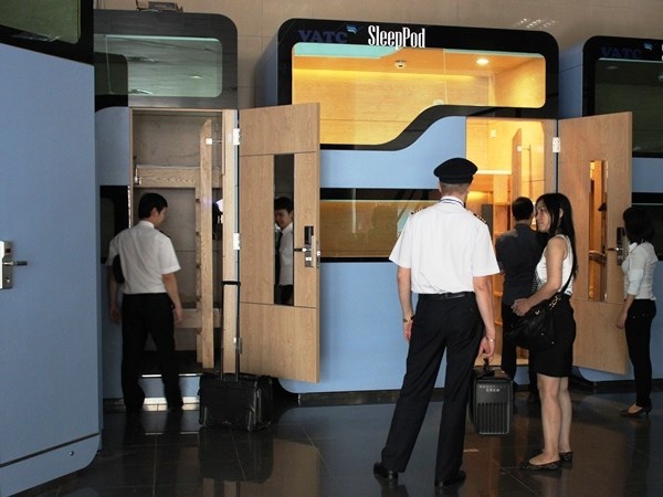 Buong ngu doc dao cho khach cho bay o Noi Bai hinh anh