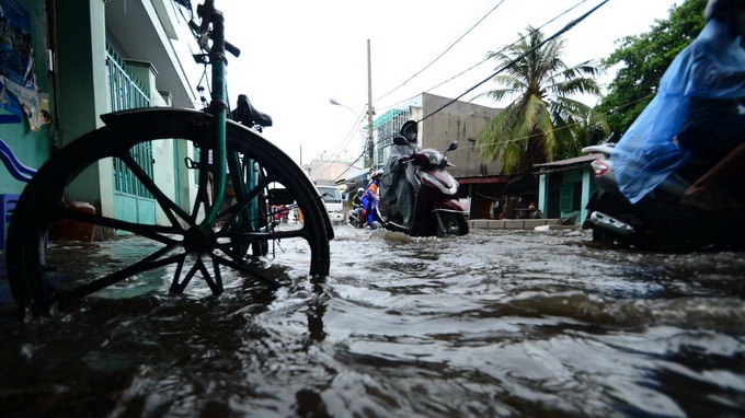 Nước ngập tràn vào nhiều ngôi nhà, những kệ báo vắng khách.