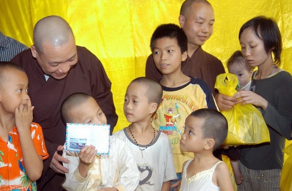 Dieu tra, xac minh ve viec mua ban tre em o chua Bo De hinh anh