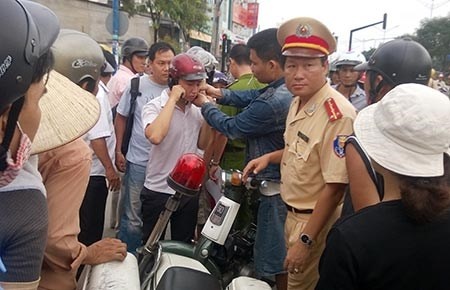 CSGT khoa tay hoc sinh di duong hinh anh