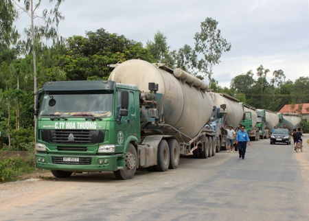Mat phuc bat doan xe sieu tai di duong nguy hiem trong dem hinh anh