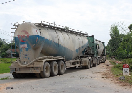 Mỗi xe đều kéo theo một bồn chứa đầy xi-măng với tải trọng trên 70 tấn.