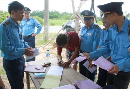 Lái xe nhận lỗi và ký vào biên bản xử phạt.