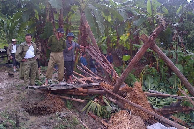 Dem dinh menh chon vui hai gia dinh trong hang tan bun dat hinh anh