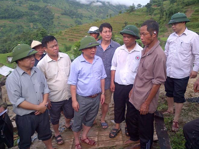 Lãnh đạo tỉnh và các ngành chức năng thăm hỏi gia đình ông Nùng Sào Diu.