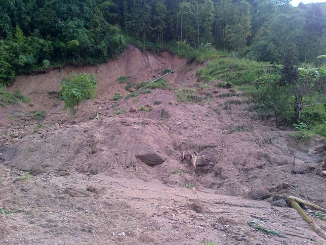 Hiện trường vụ sạt lở ở thôn Thiêng Rầy, xã Nàng Đôn.