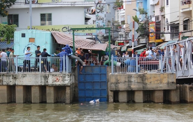 Dang cau ca, kinh hoang phat hien xac nguoi duoi kenh hinh anh