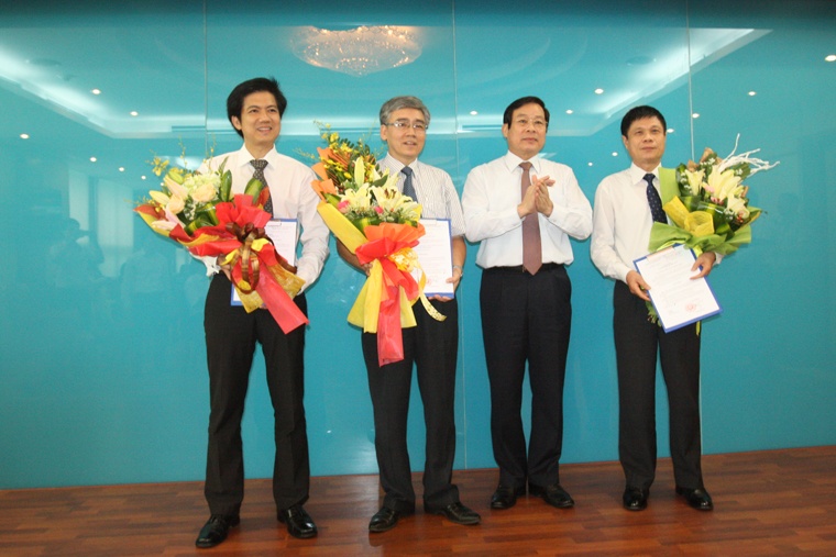 Bộ trưởng Nguyễn Bắc Son trao Quyết định bổ nhiệm cho 03 tân Vụ trưởng và Cục trưởng.