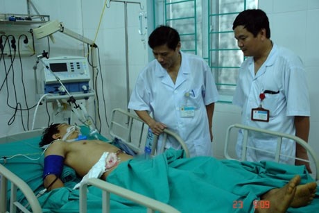 Thanh nien bi cay go dai 5 met lao xuyen nguoi hinh anh