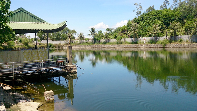 Thi the 3 hoc sinh nam thanh hang duoi ho nha chua hinh anh