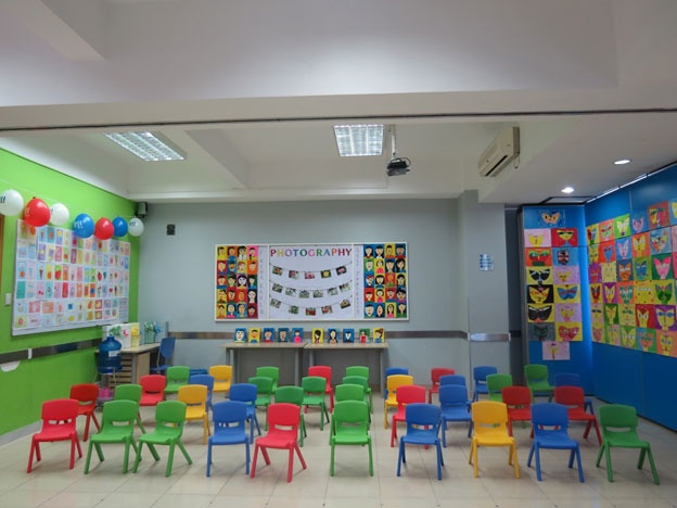 Không gian lớp học được trang trí như một phòng tranh nghệ thuật.