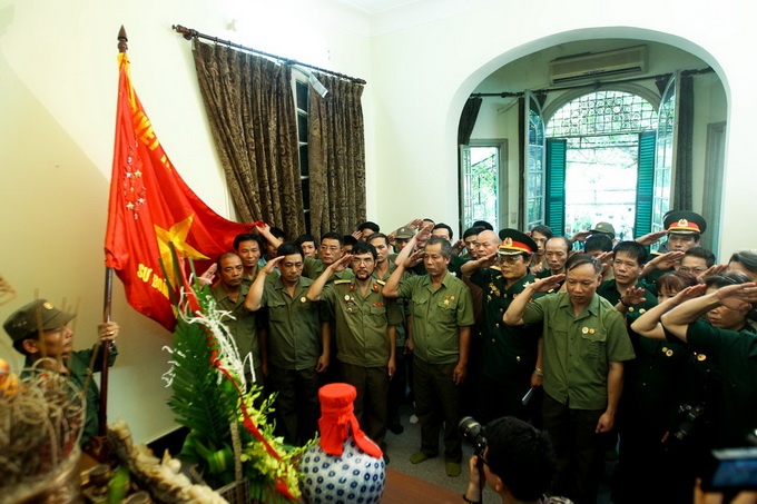 Các cựu chiến binh với phút giây mặc niệm Đại tướng Võ Nguyên Giáp.