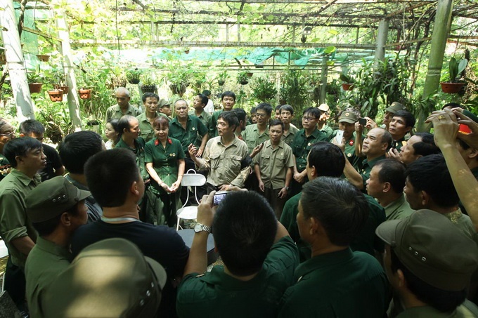 Ông Võ Điện Biên đứng giữa khu vườn tại gia đình kể lại những câu chuyện về người cha vĩ đại của ông.