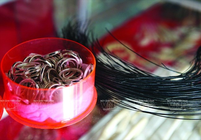 Những chiếc nhẫn bằng lông đuôi voi được bày bán ở Bản Đôn.(Nguồn: Báo ảnh Việt Nam/Vietnam+).