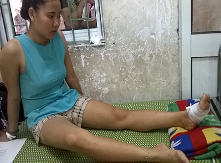 Nguyễn Thị Thu Trang trúng nhiều đạn ở cả 2 bên chân.
