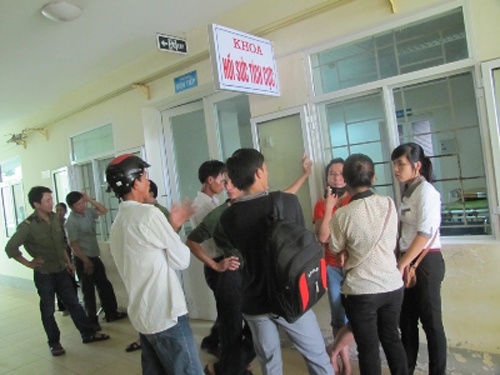 Nguoi nha benh nhan danh y ta dang co bau ngat xiu hinh anh