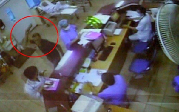 Dieu duong BV Bach Mai mang thai 7 thang bi danh ngat hinh anh