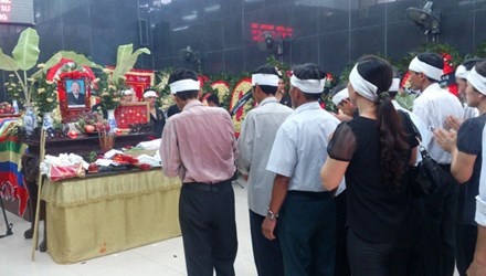 Lễ tang cố võ sư Trần Hưng Quang diễn ra từ 9h đến 13h ngày 25/7 tại nhà tang lễ Bệnh viện Bạch Mai (Hà Nội). Ngay từ sáng sớm, hàng ngàn võ sư, võ sinh của môn phái Bình Định Gia từ khắp mọi miền tổ quốc và cả nước ngoài đã tới đây để dự lễ tang của cố võ sư.