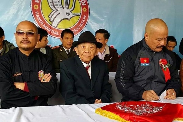 Võ sư Trần Hưng Quang quê gốc ở huyện Phú Cát, tỉnh Bình Định. Ông là Trưởng môn đời thứ 5 của phái võ Bình Định Gia. Võ sư cũng là nghệ sĩ ưu tú tuồng với vai diễn “Ốc” trong vở tuồng để đời