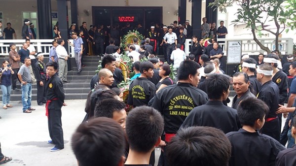 Hàng ngàn đệ tử từ khắp mọi miền thương tiếc tiễn đưa cố võ sư về nơi an nghỉ cuối cùng.