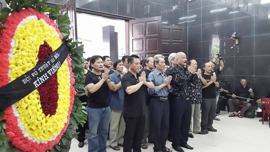 Các đệ tử chấp tay vái Thầy - Ba lần cuối.