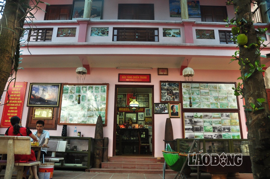 Hiện Cựu chiến binh - Thương binh Nguyễn Mạnh Hiệp sưu tầm được 8 quả bom. Trong ảnh là 2 quả bom loại nhỏ được ông dựng trước cửa bảo tàng.  