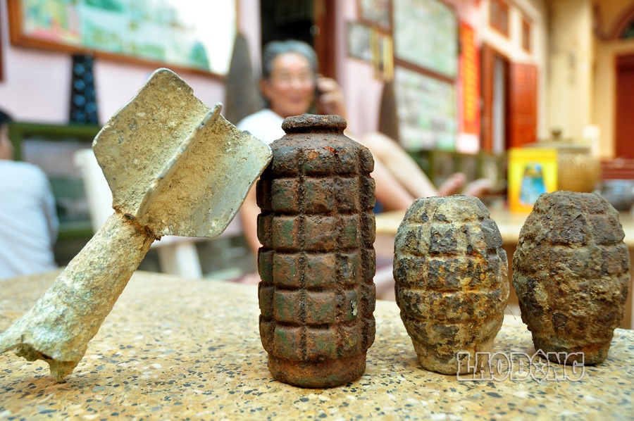 Những thứ ông mang về là những quả bom, mảnh đạn và hiện vật kháng chiến để góp nhặt vào bảo tàng chiến tranh tư gia của mình tại Phú Thượng, Tây Hồ, Hà Nội. 