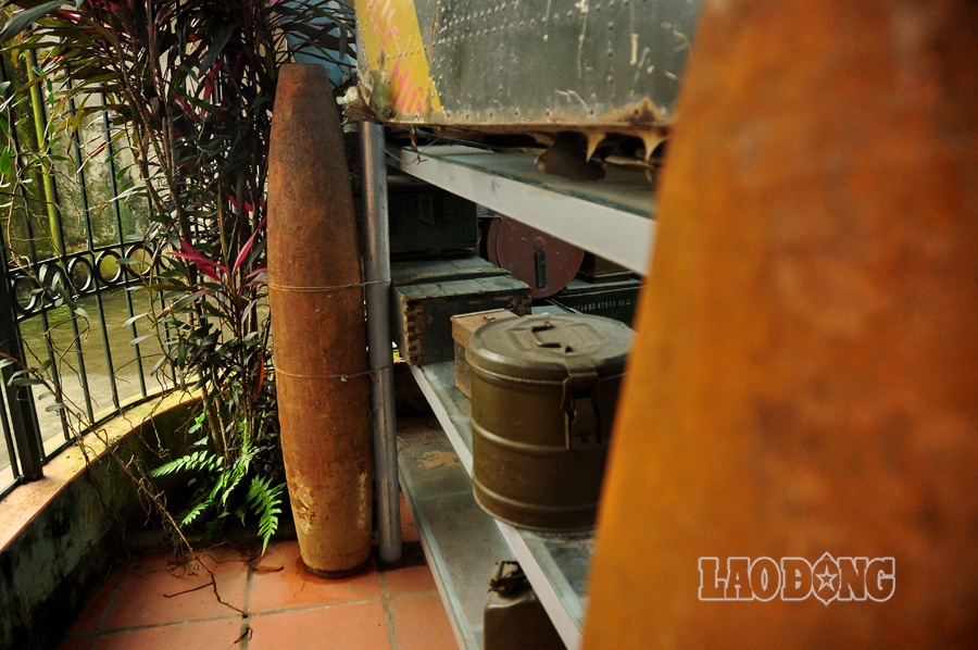 Đặt chân vào bảo tàng cá nhân của ông Hiệp, hai 2 quả đạn loại  pháo 175 mm - từng được quân đội Mỹ gọi là 