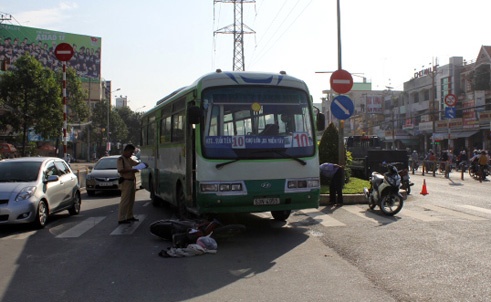Tai xe phai lui xe buyt de loi nguoi dan ong duoi gam ra hinh anh