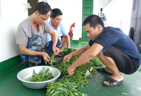 Chuyen bep nuc tren tau canh sat bien hinh anh