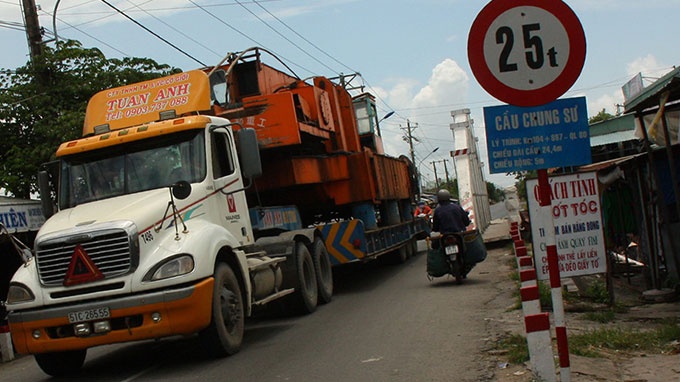 Bat doan xe khung vuot tram can hinh anh