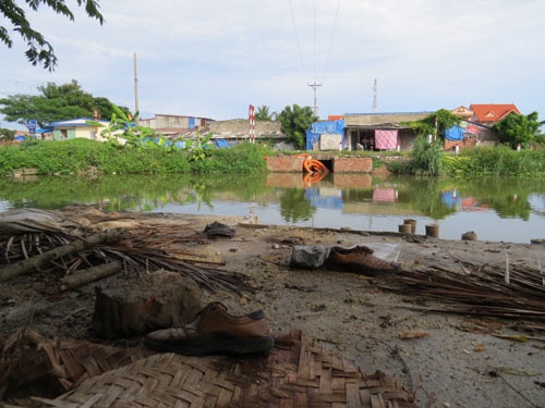 Hiện trường còn lại đôi giày và túi mồi câu của cần thủ Phan.