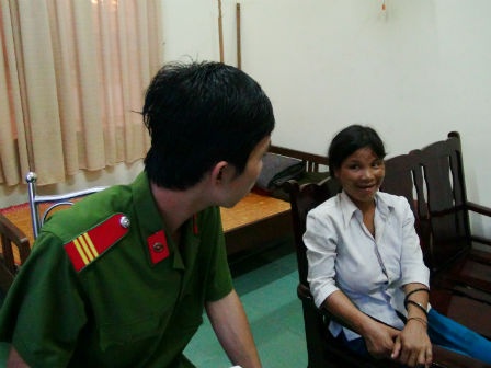 Đối tượng Sen tại cơ quan công an.