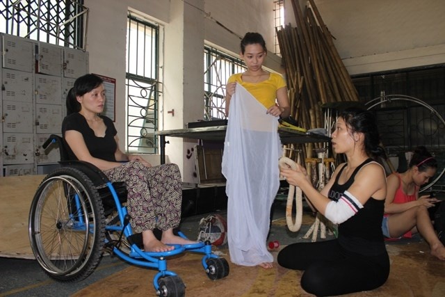 Chị Nguyễn Thị Tuyết Hoàn đang hướng dẫn cho các bạn diễn viên trẻ tập luyện.