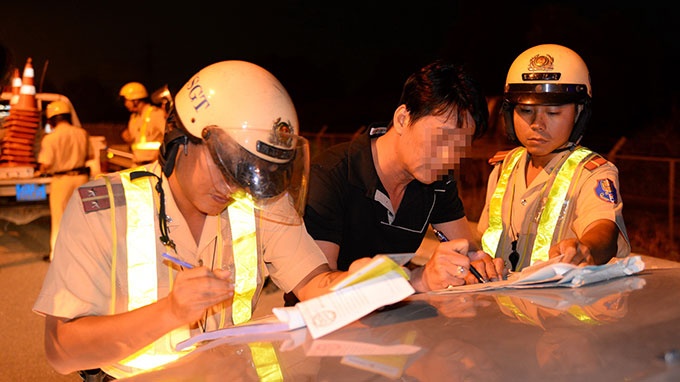 Cam ruou bia sau 22h - bai toan trong tay nha chuc trach hinh anh