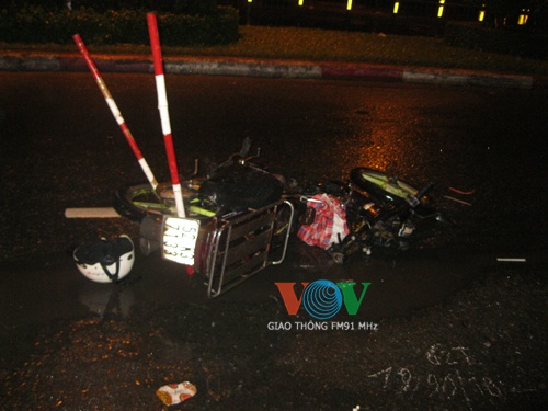 Cú tông cực mạnh khiến phần đầu xe máy gãy lìa.