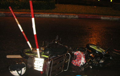 Dam vao dai phan cach, thanh nien vang hon 20 met hinh anh