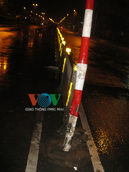 Cột biển báo móp méo, hư hỏng sau khi bị xe máy tông vào.