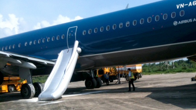 Mo cua thoat hiem tren may bay bi phat 15 trieu dong hinh anh