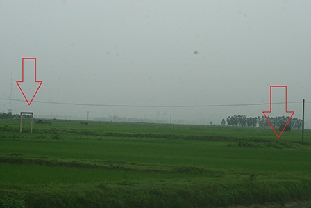 Một khu vực giếng khoan của nhà máy gần với nghĩa trang.