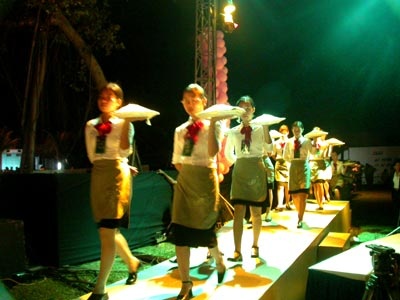 Nguoi kinh doanh bia phai... mac trang phuc rieng hinh anh