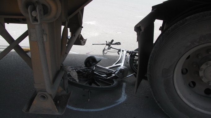 Hoc sinh lop 6 bi xe can chet tren duong mua dong phuc hinh anh