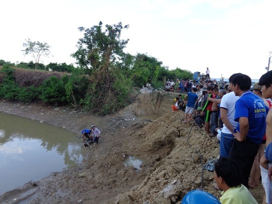 Phat hien xac chet phan huy duoi chan cau hinh anh