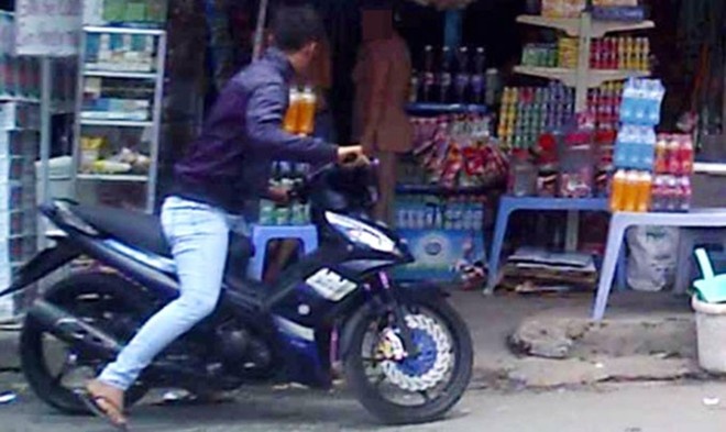 Clip me hon tran xe khong giay to gia beo o Sai Gon hinh anh