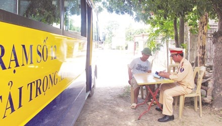 Xuat hien 'xe vua' do quan chuc dung sau hinh anh